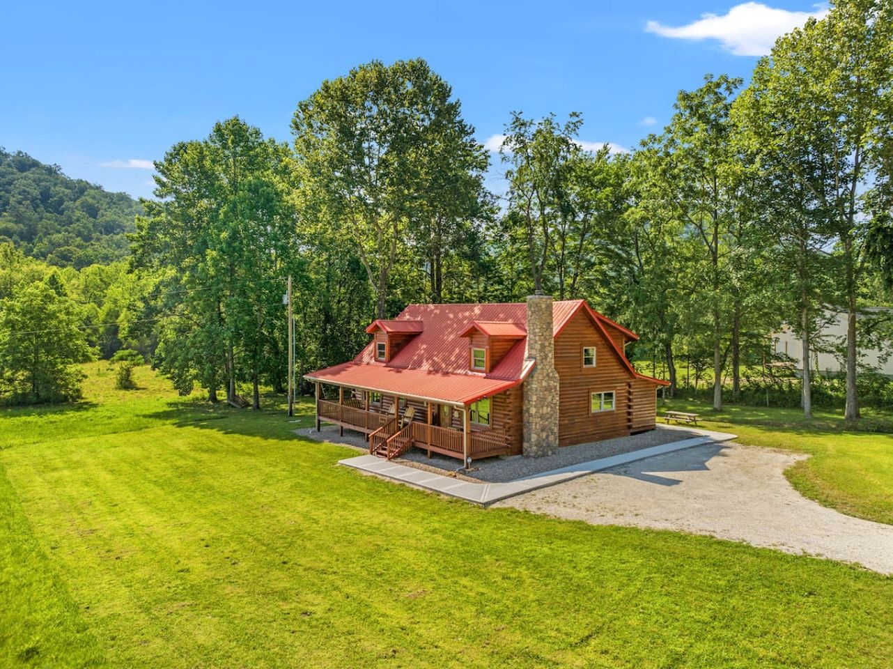 Chic Wooden Cabin with Hot-Tub, Ping-Pong Table and Fire Pit in Stanton, Kentucky