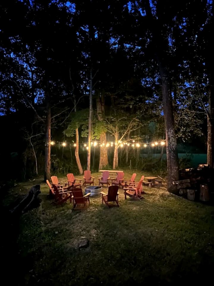 Chic Wooden Cabin with Hot-Tub, Ping-Pong Table and Fire Pit in Stanton, Kentucky
