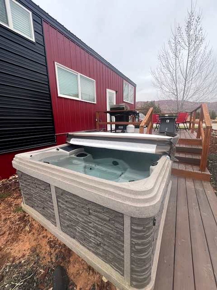 Chill Out in Style: Tiny Home Paradise with Hot Tub in Apple Valley
