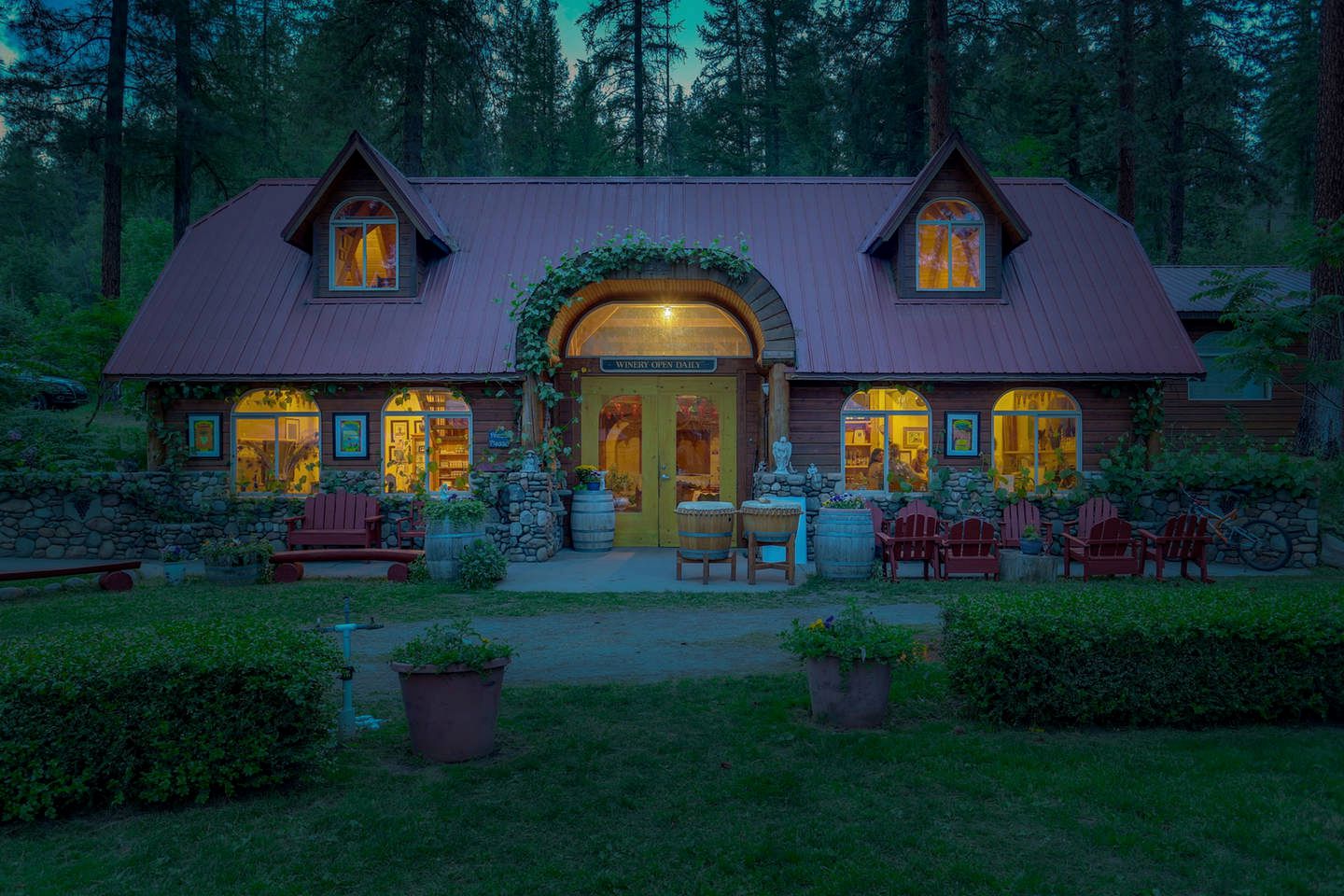 Luxurious Bed and Breakfast Suite for One or Two Couples near Kettle Falls, Washington