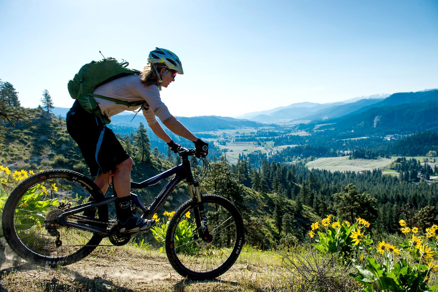 Cozy Cabin Nestled in the Foothills of the Majestic Cascade Mountains with Hot-Tub by Lake Wenatchee For an Outdoor Escape, Washington