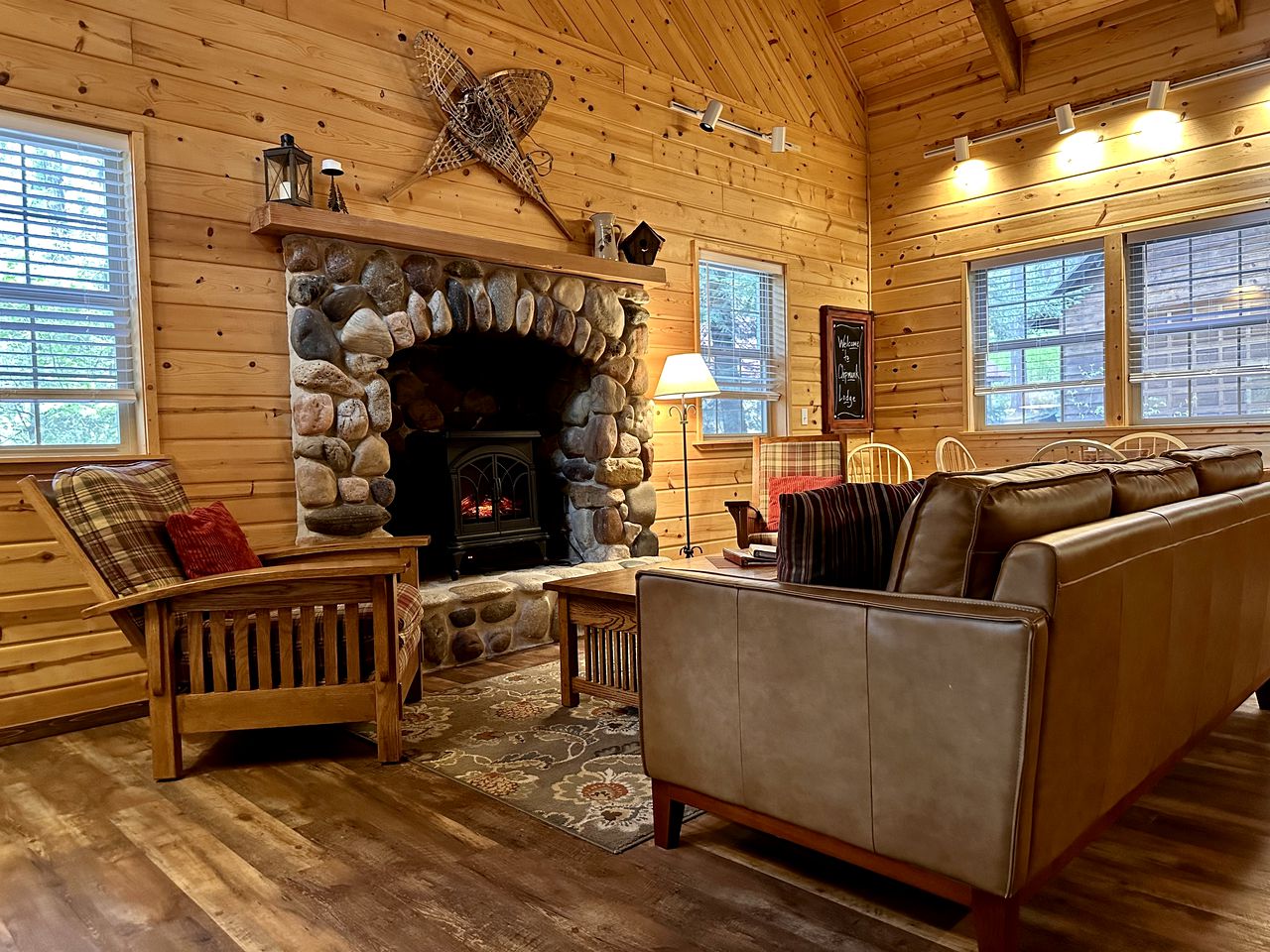Cozy Cabin Nestled in the Foothills of the Majestic Cascade Mountains with Hot-Tub by Lake Wenatchee For an Outdoor Escape, Washington