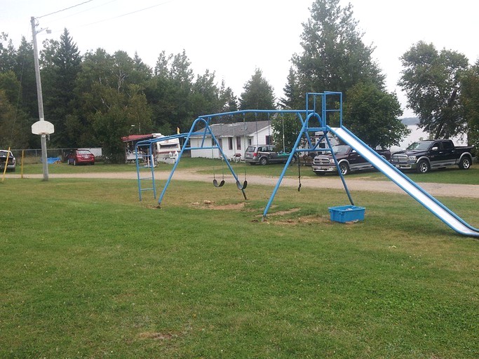 Chocolate River Motel, Cabins 41594, Edgetts Landing, Canada Glamping Hub