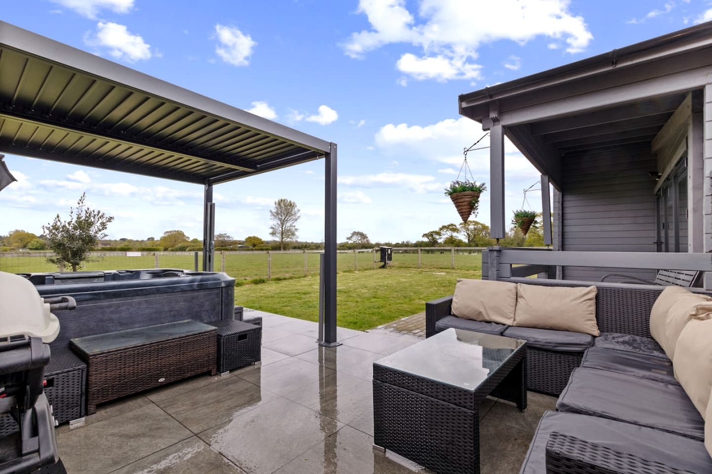 Gorgeous Fully-Equipped Cabin with Spectacular Outdoor Living Space in UK