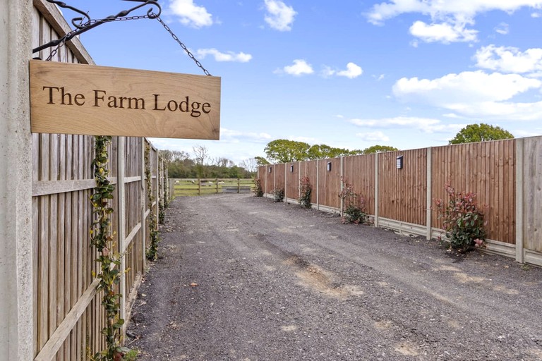 Cabins (United Kingdom, --, West Sussex)