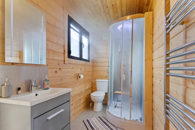 Cabins (United Kingdom, --, West Sussex)