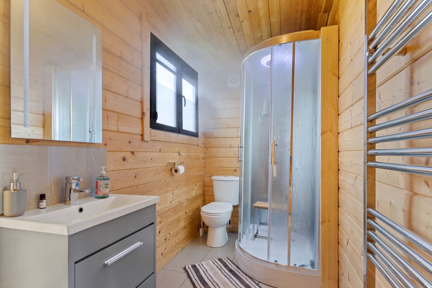 Gorgeous Fully-Equipped Cabin with Spectacular Outdoor Living Space in UK