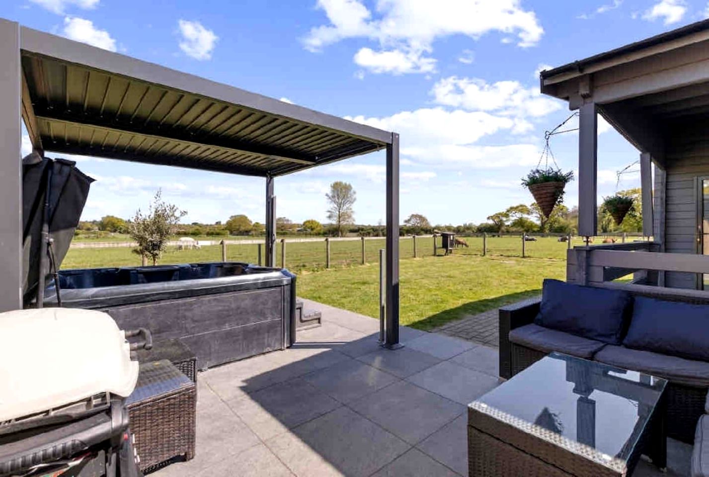 Gorgeous Fully-Equipped Cabin with Spectacular Outdoor Living Space in UK