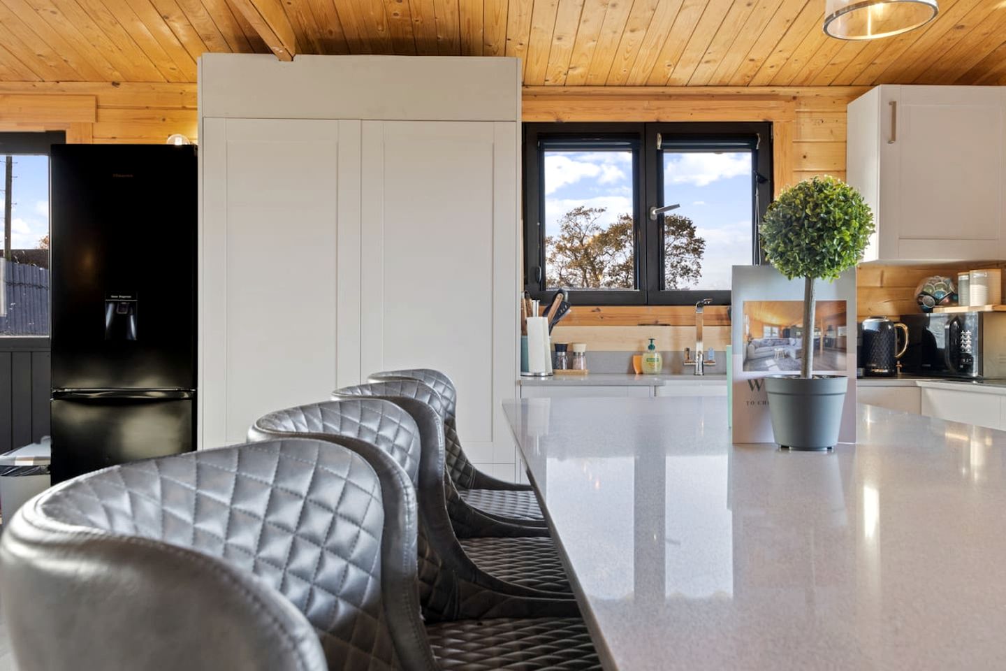 Gorgeous Fully-Equipped Cabin with Spectacular Outdoor Living Space in UK