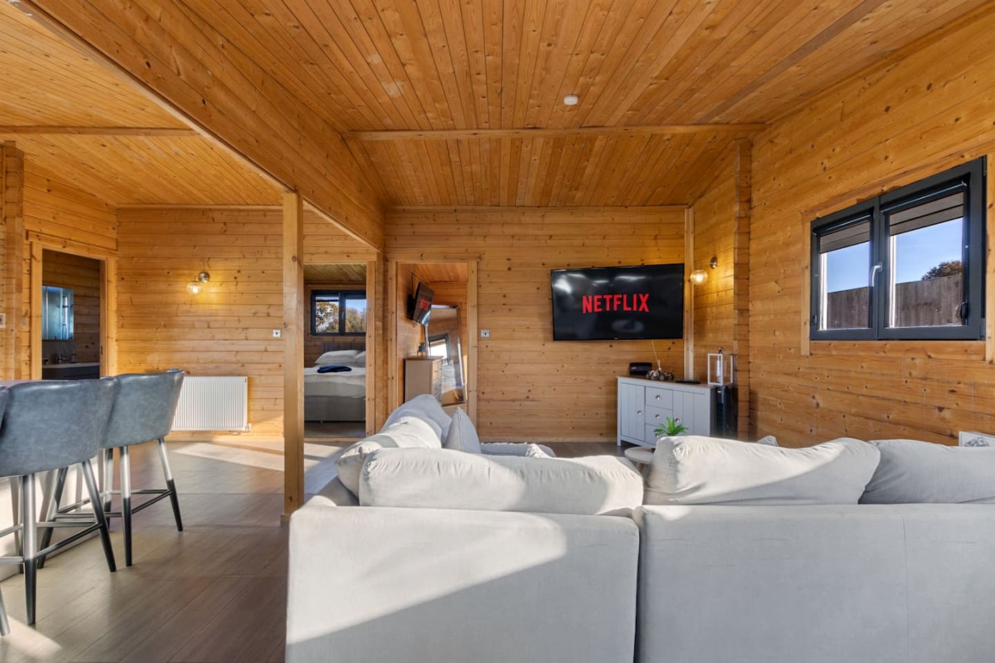 Gorgeous Fully-Equipped Cabin with Spectacular Outdoor Living Space in UK