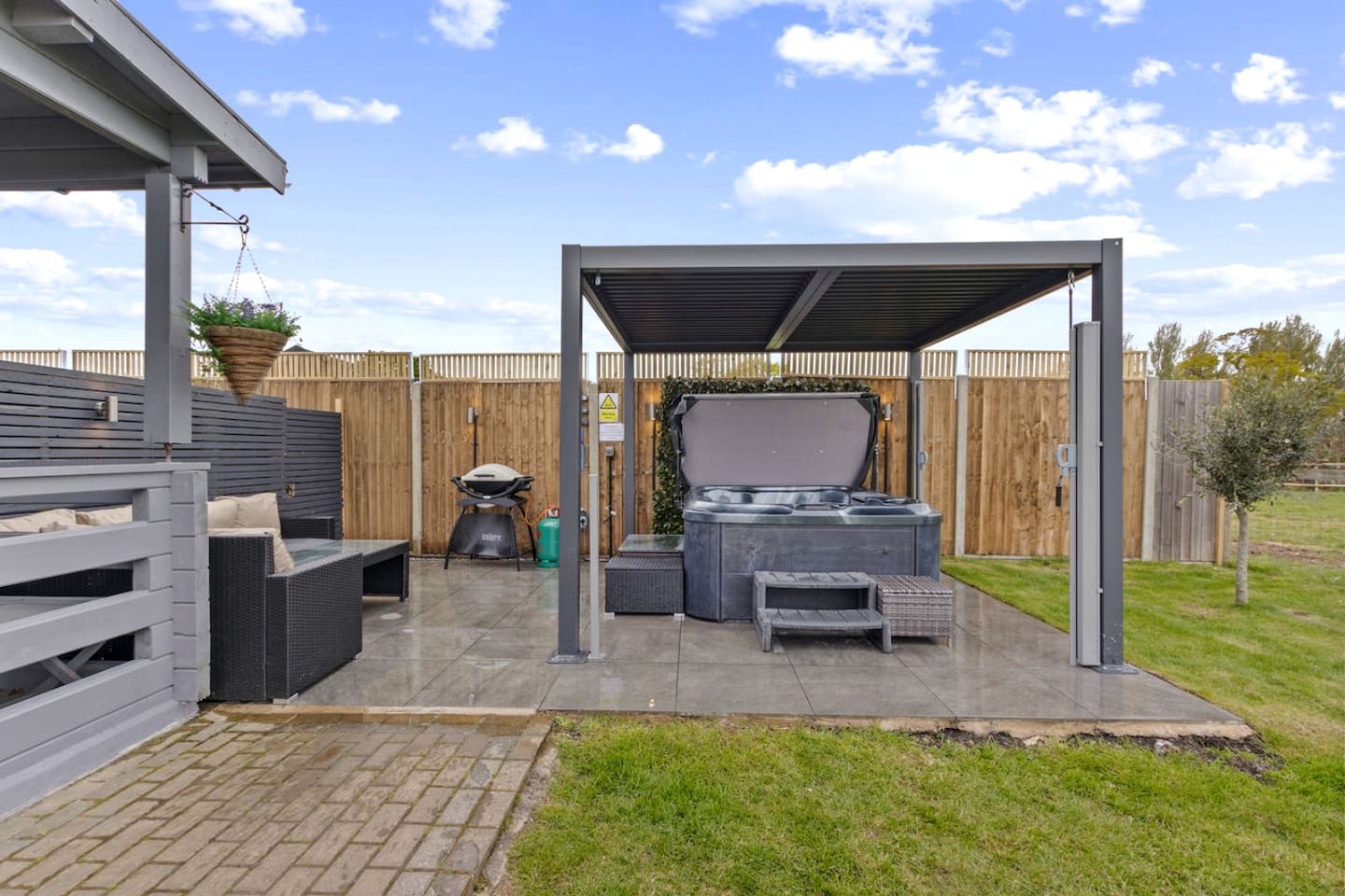 Gorgeous Fully-Equipped Cabin with Spectacular Outdoor Living Space in UK