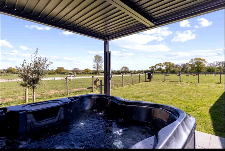 Cabins (United Kingdom, --, West Sussex)