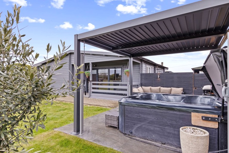 Gorgeous Fully-Equipped Cabin with Spectacular Outdoor Living Space in UK