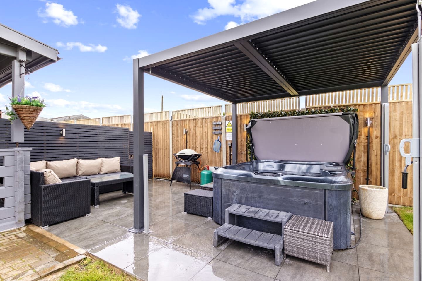 Gorgeous Fully-Equipped Cabin with Spectacular Outdoor Living Space in UK