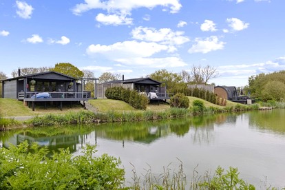 Idyllic Intimate Cabin with Jacuzzi Perfect for Couples Retreat in UK - Photo 2