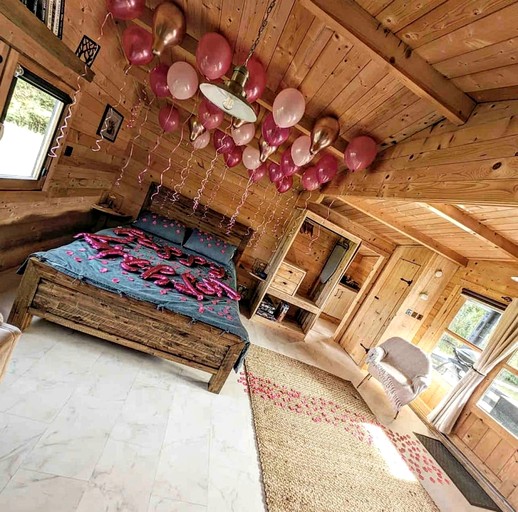 Cabins (United Kingdom, --, England)