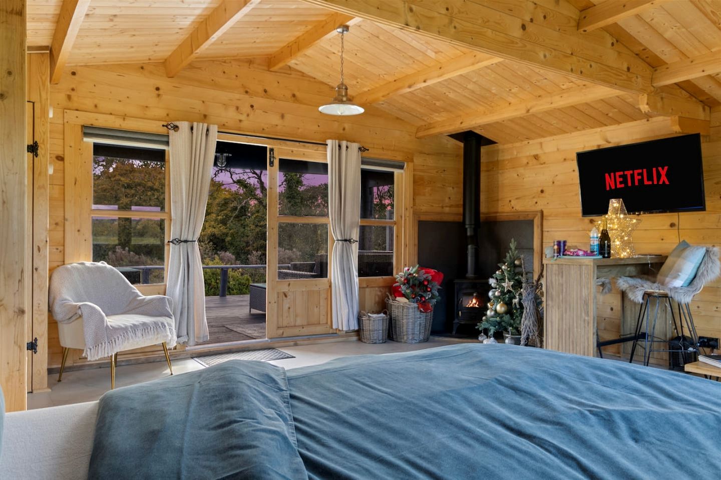 Splendid Cozy Cabin with Breathtaking Indoor and Outdoor in UK