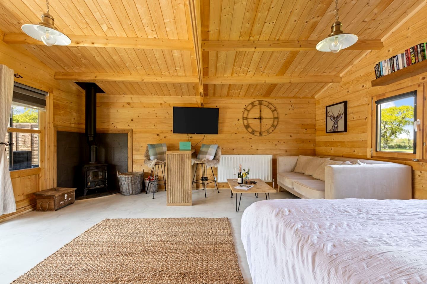 Splendid Cozy Cabin with Breathtaking Indoor and Outdoor in UK