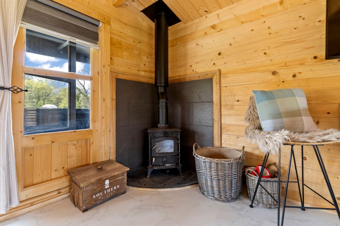 Splendid Cozy Cabin with Breathtaking Indoor and Outdoor in UK