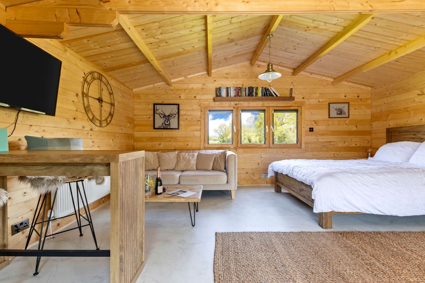 Splendid Cozy Cabin with Breathtaking Indoor and Outdoor in UK