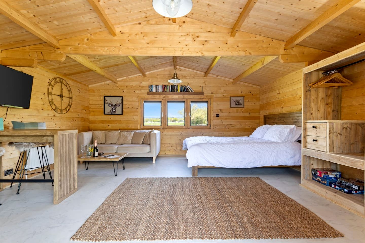 Splendid Cozy Cabin with Breathtaking Indoor and Outdoor in UK