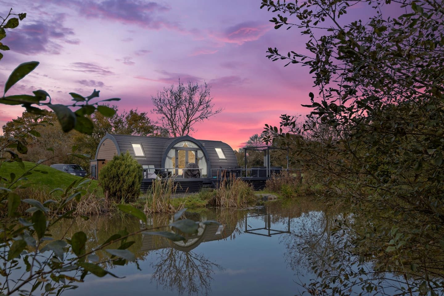Delightful Lake Pod with Hot-Tub and Spectacular Views in UK