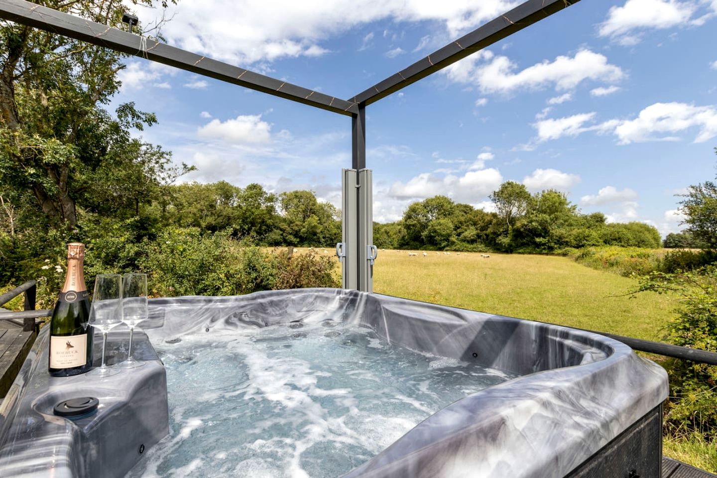 Delightful Lake Pod with Hot-Tub and Spectacular Views in UK