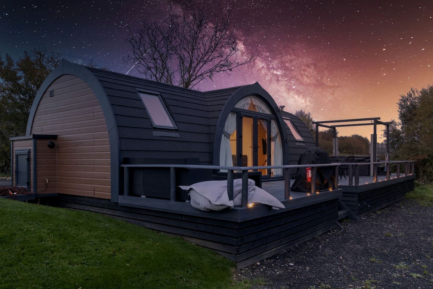 Delightful Lake Pod with Hot-Tub and Spectacular Views in UK