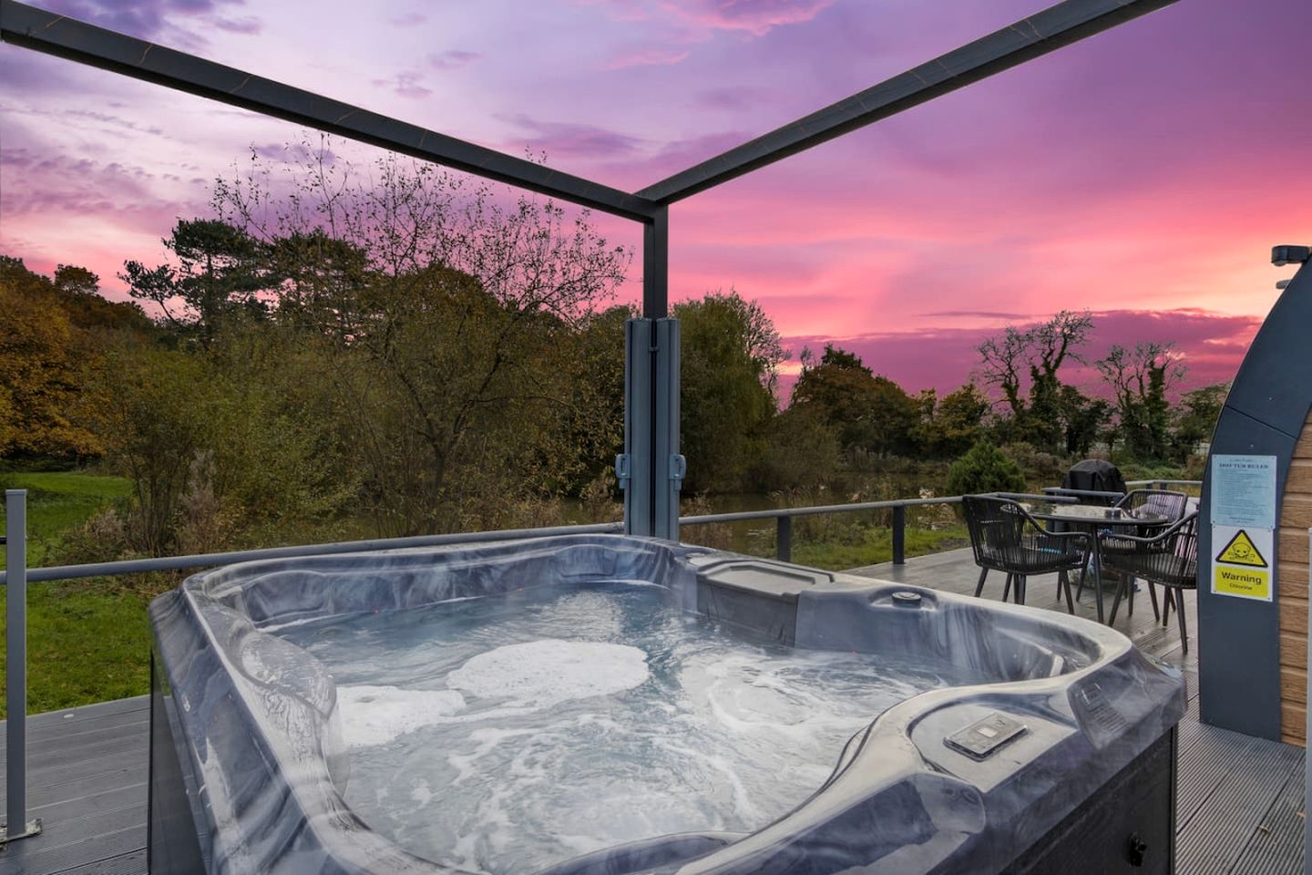 Delightful Lake Pod with Hot-Tub and Spectacular Views in UK