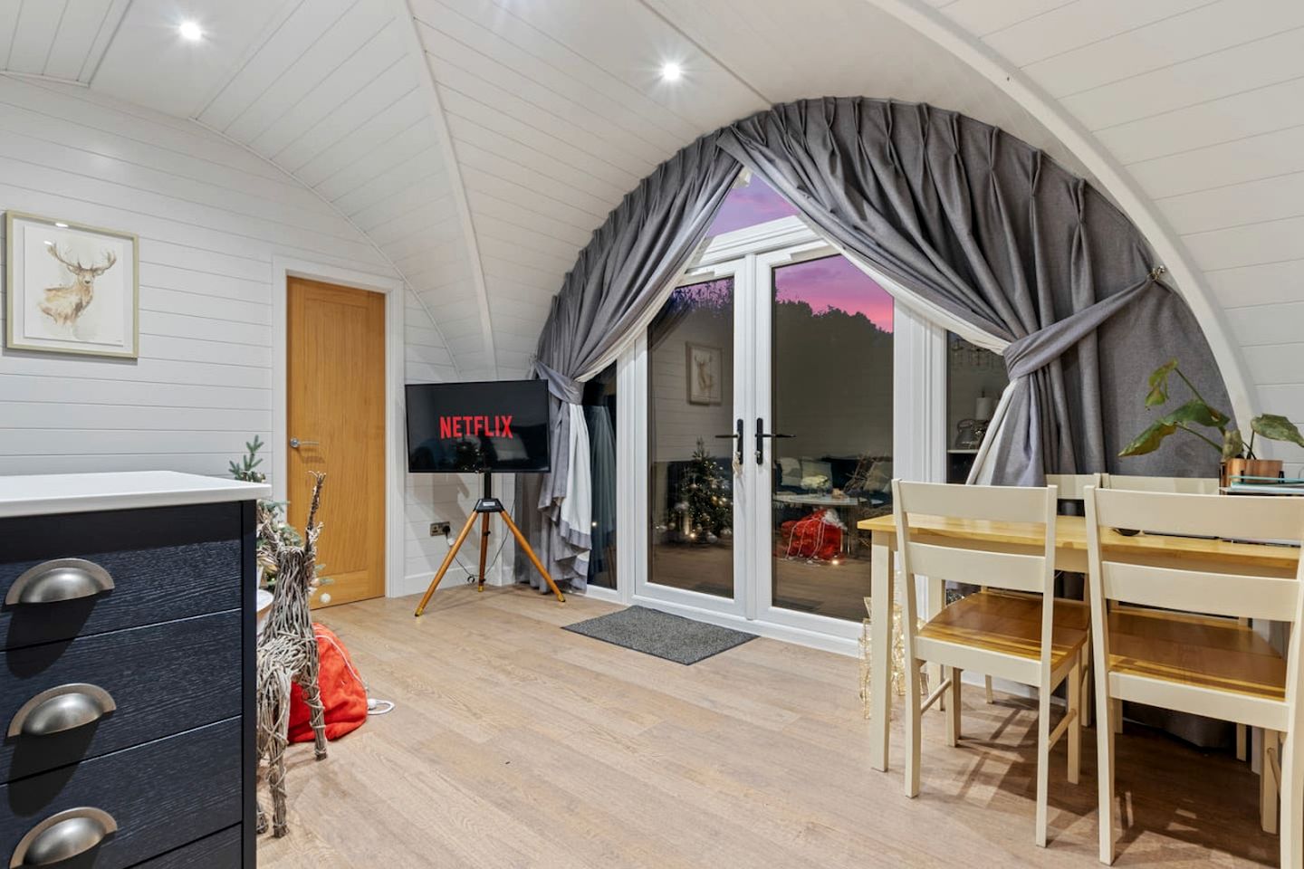Delightful Lake Pod with Hot-Tub and Spectacular Views in UK