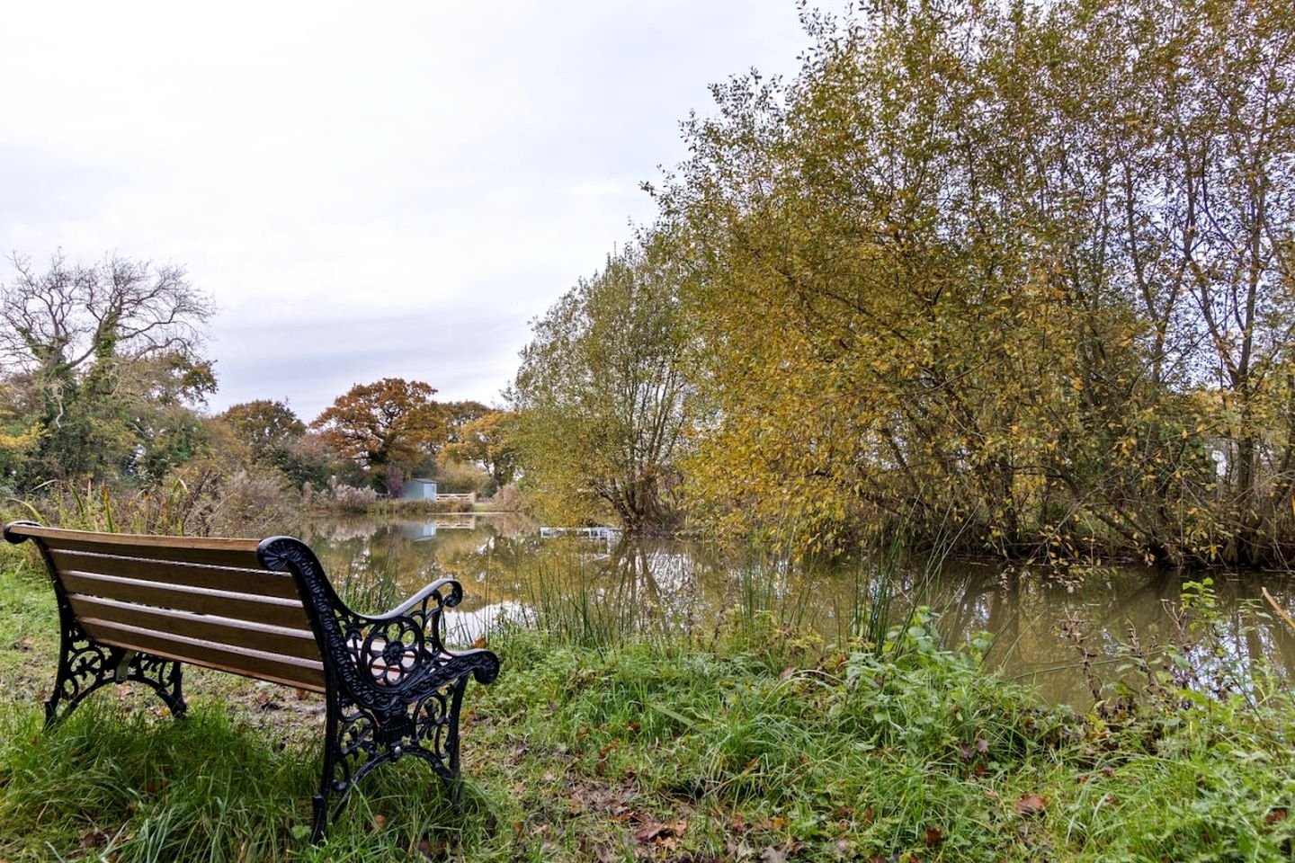 Delightful Lake Pod with Hot-Tub and Spectacular Views in UK
