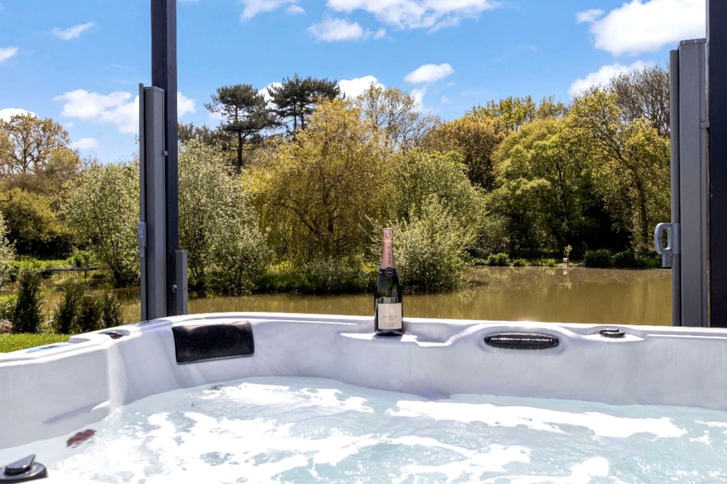 Delightful Lake Pod with Hot-Tub and Spectacular Views in UK