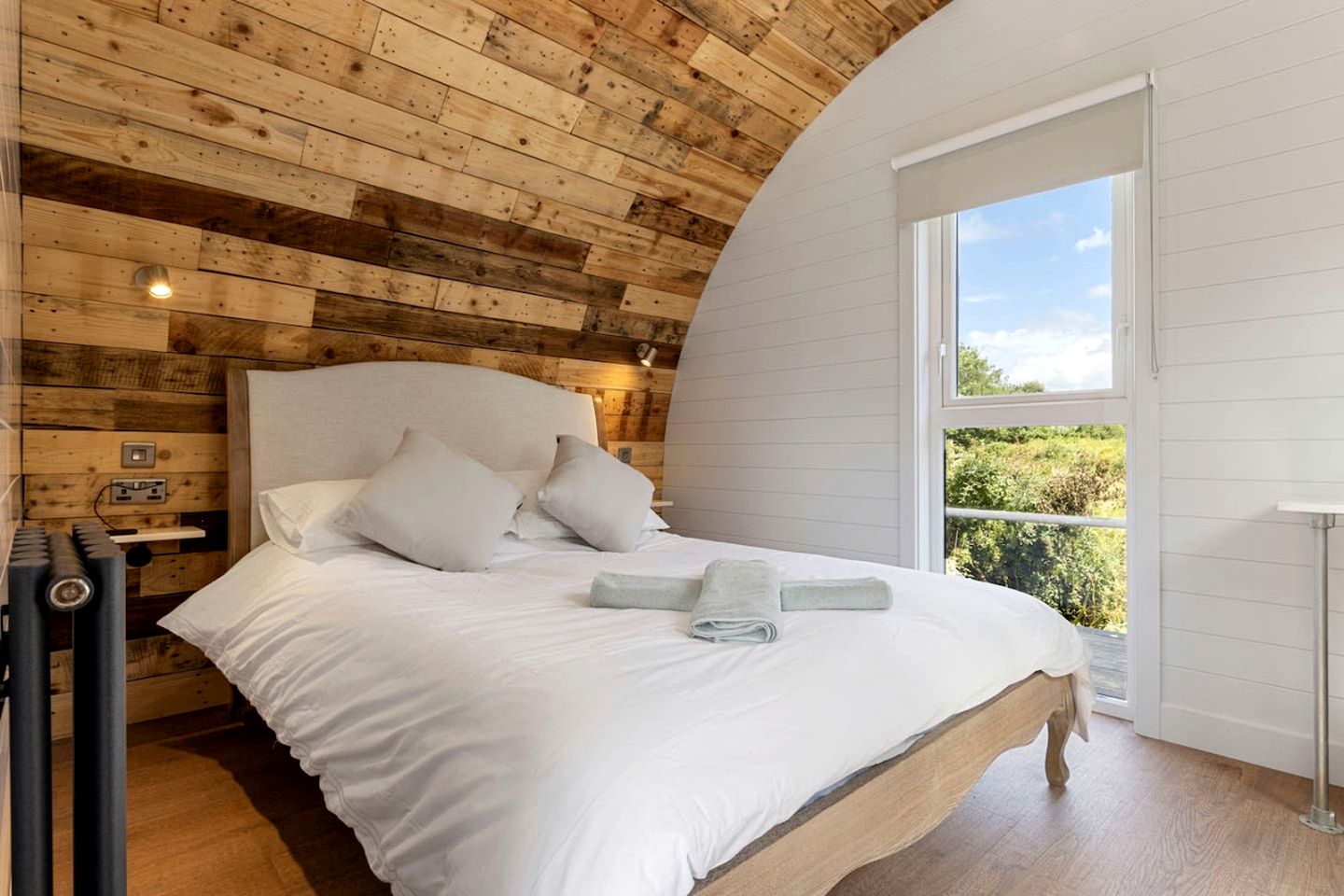 Delightful Lake Pod with Hot-Tub and Spectacular Views in UK
