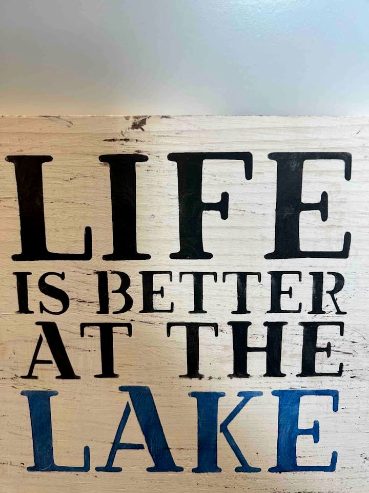 Delightful Lake Pod with Hot-Tub and Spectacular Views in UK