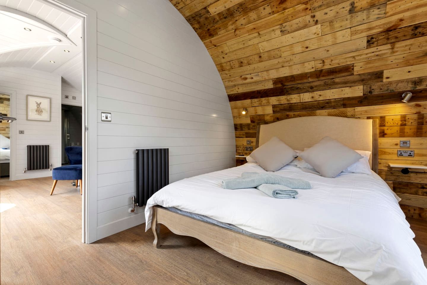 Delightful Lake Pod with Hot-Tub and Spectacular Views in UK