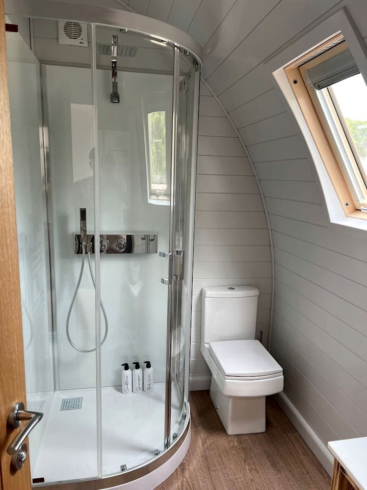 Delightful Lake Pod with Hot-Tub and Spectacular Views in UK
