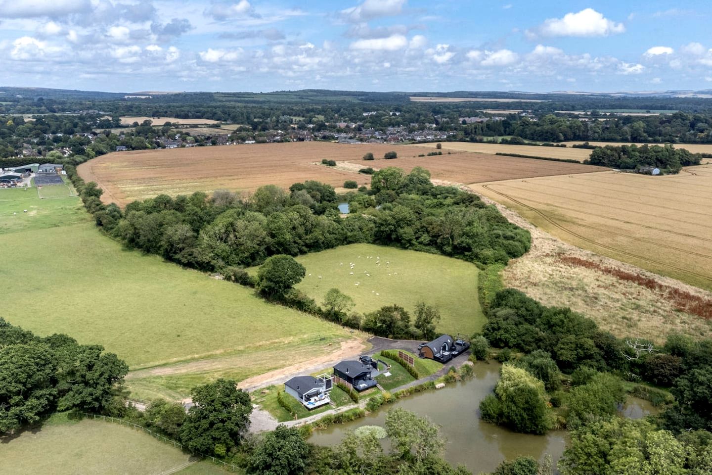 Delightful Lake Pod with Hot-Tub and Spectacular Views in UK