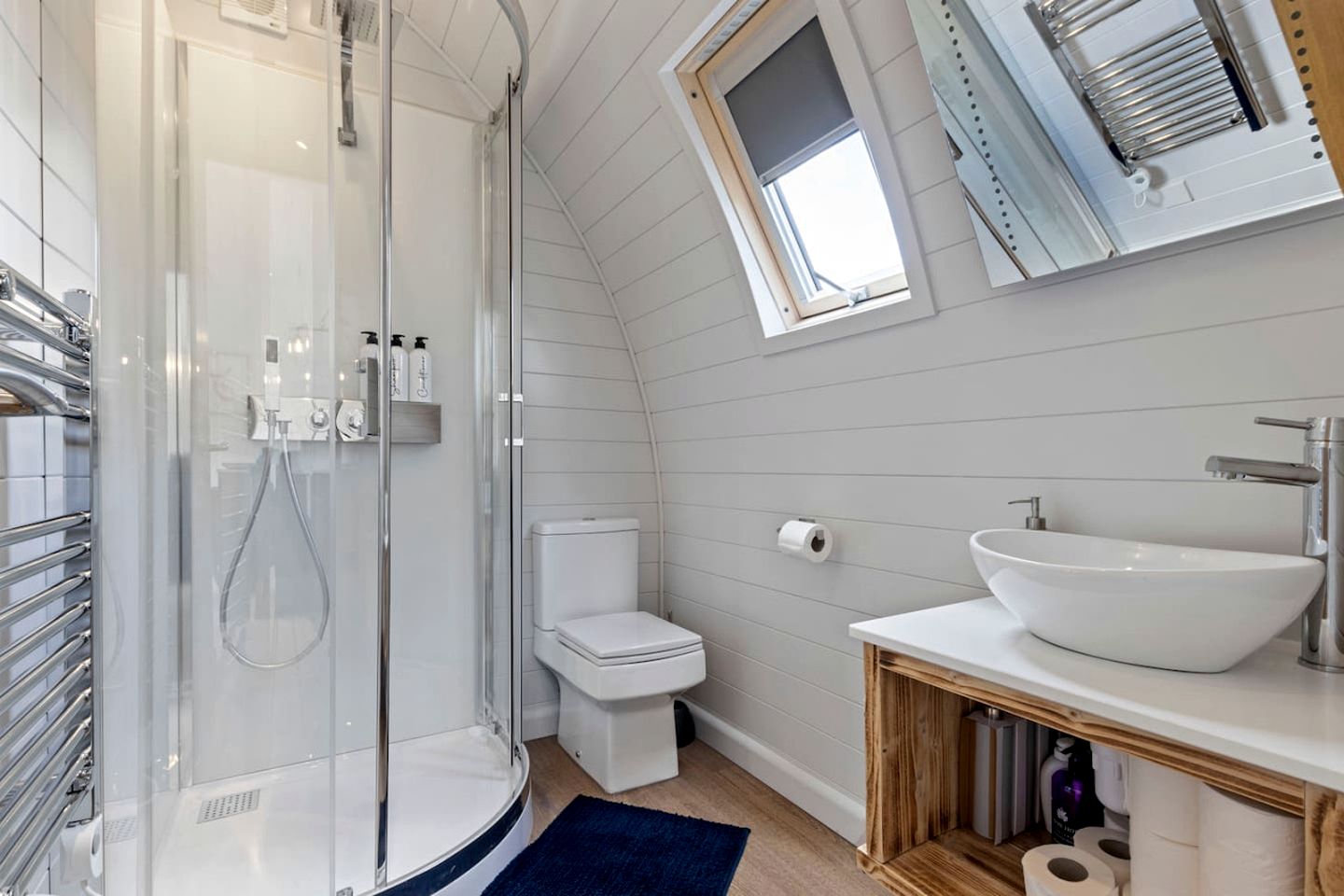 Delightful Lake Pod with Hot-Tub and Spectacular Views in UK