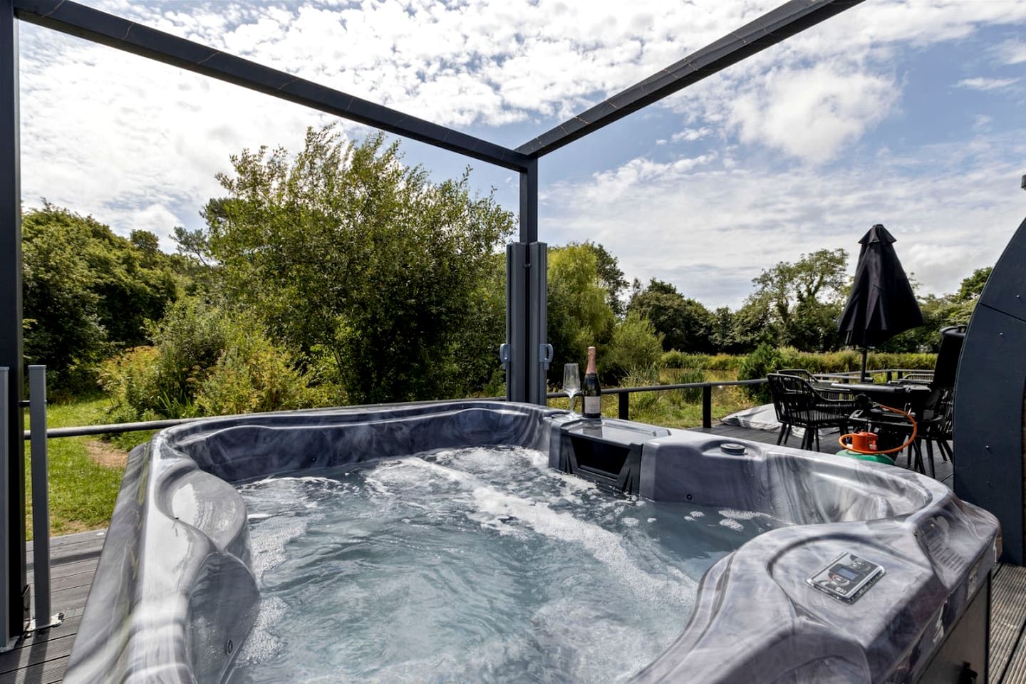 Delightful Lake Pod with Hot-Tub and Spectacular Views in UK