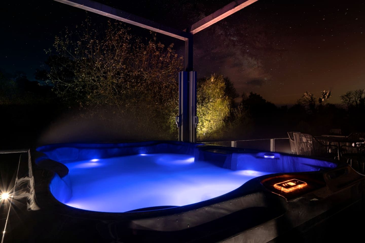 Delightful Lake Pod with Hot-Tub and Spectacular Views in UK