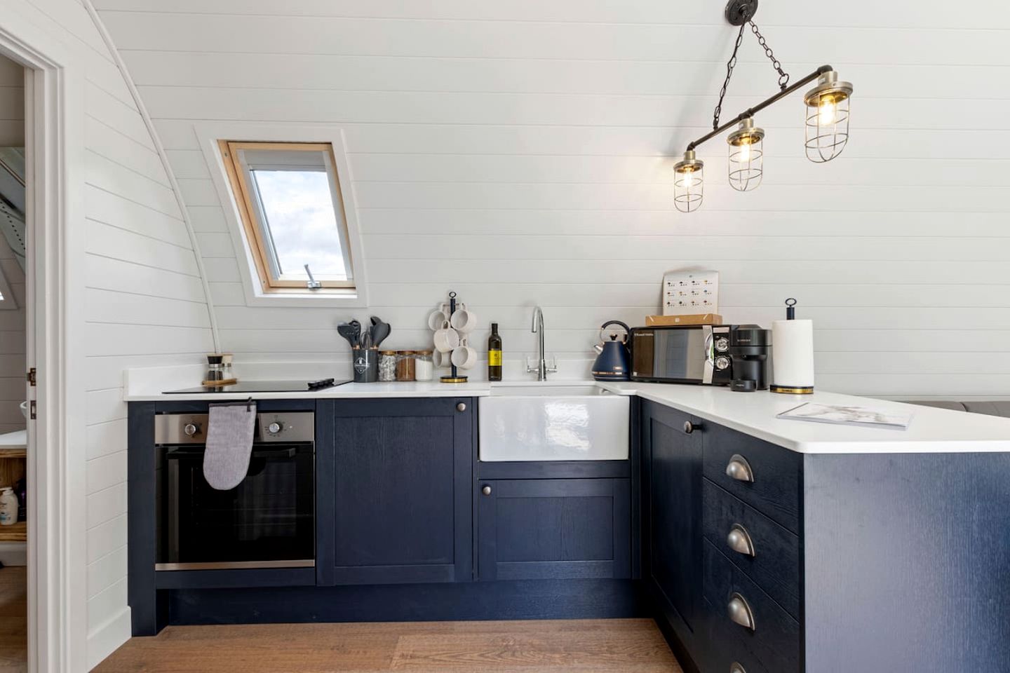 Delightful Lake Pod with Hot-Tub and Spectacular Views in UK
