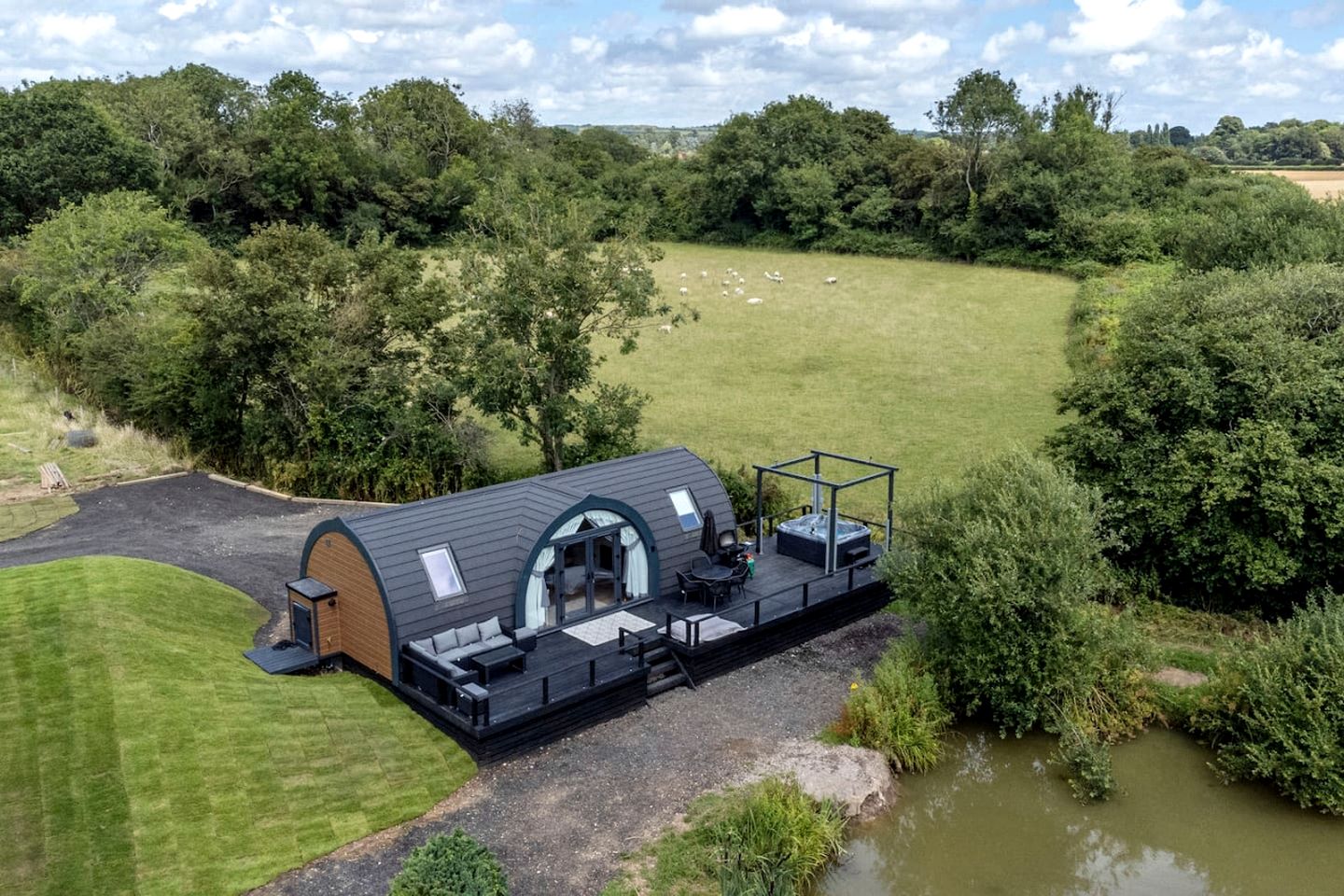 Delightful Lake Pod with Hot-Tub and Spectacular Views in UK