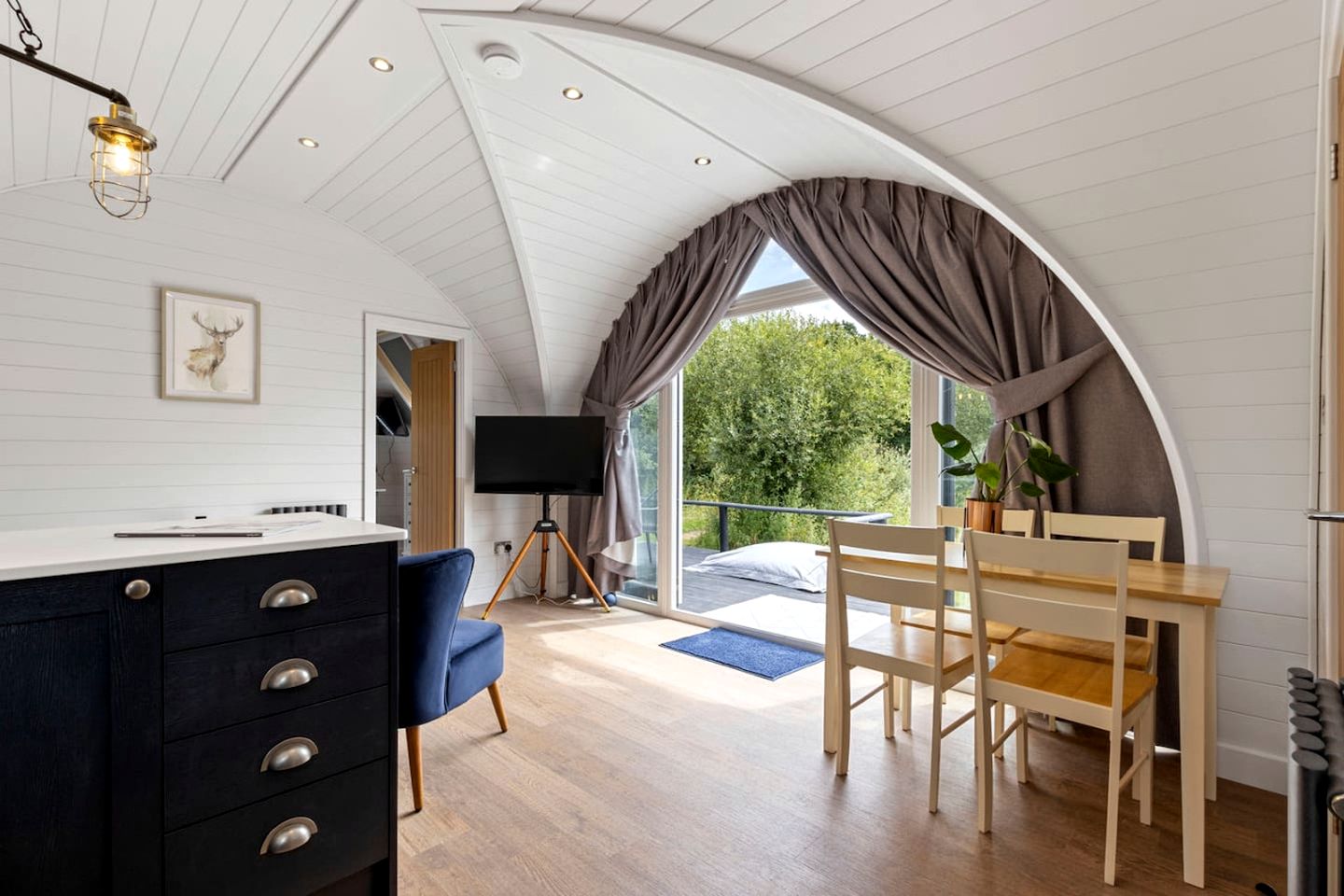 Delightful Lake Pod with Hot-Tub and Spectacular Views in UK