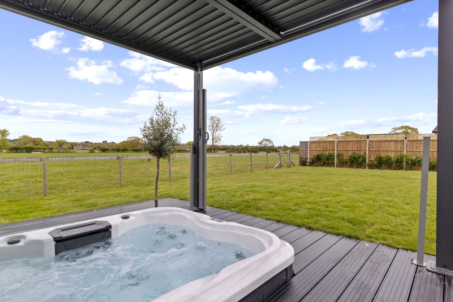 Amazing Family-Friendly Pod with Jacuzzi and BBQ in UK