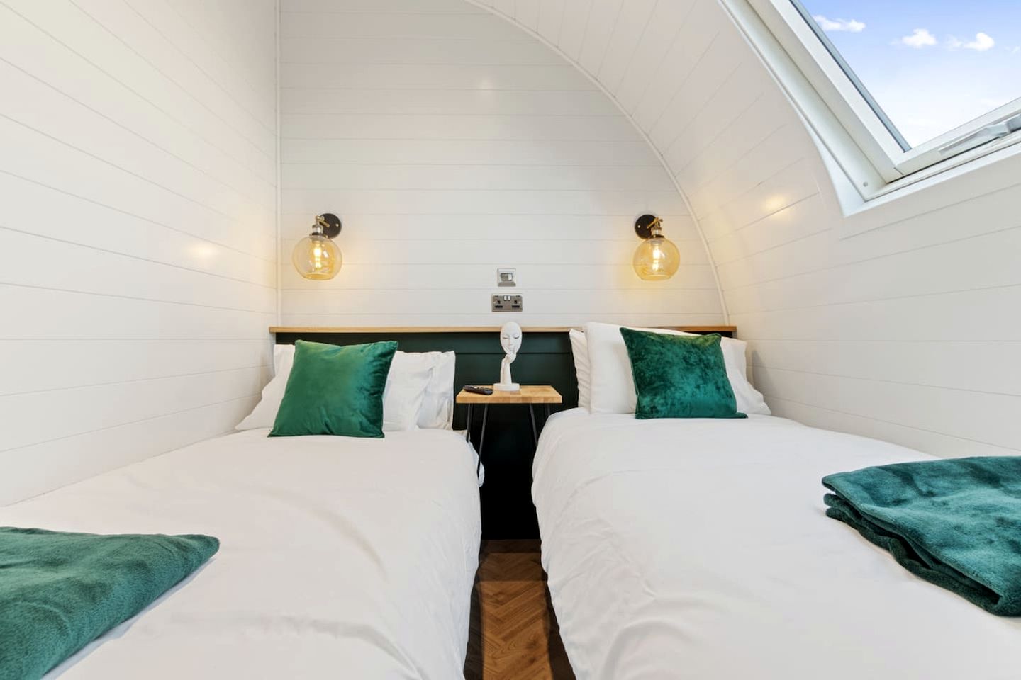 Amazing Family-Friendly Pod with Jacuzzi and BBQ in UK