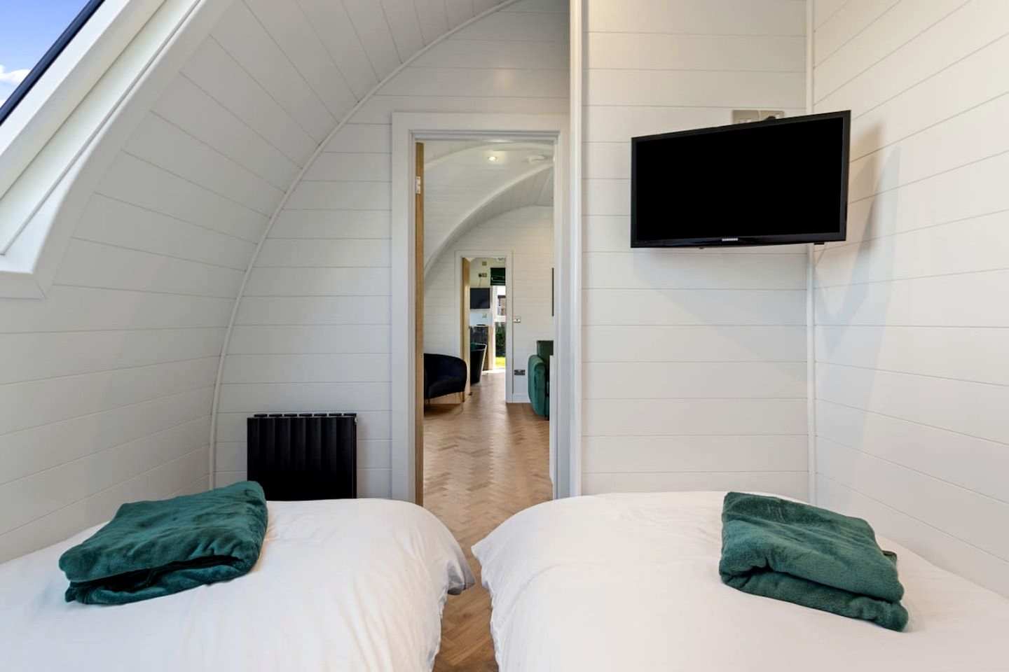 Amazing Family-Friendly Pod with Jacuzzi and BBQ in UK