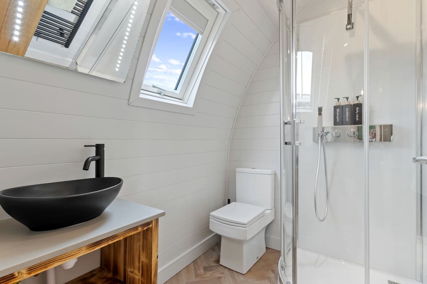 Amazing Family-Friendly Pod with Jacuzzi and BBQ in UK