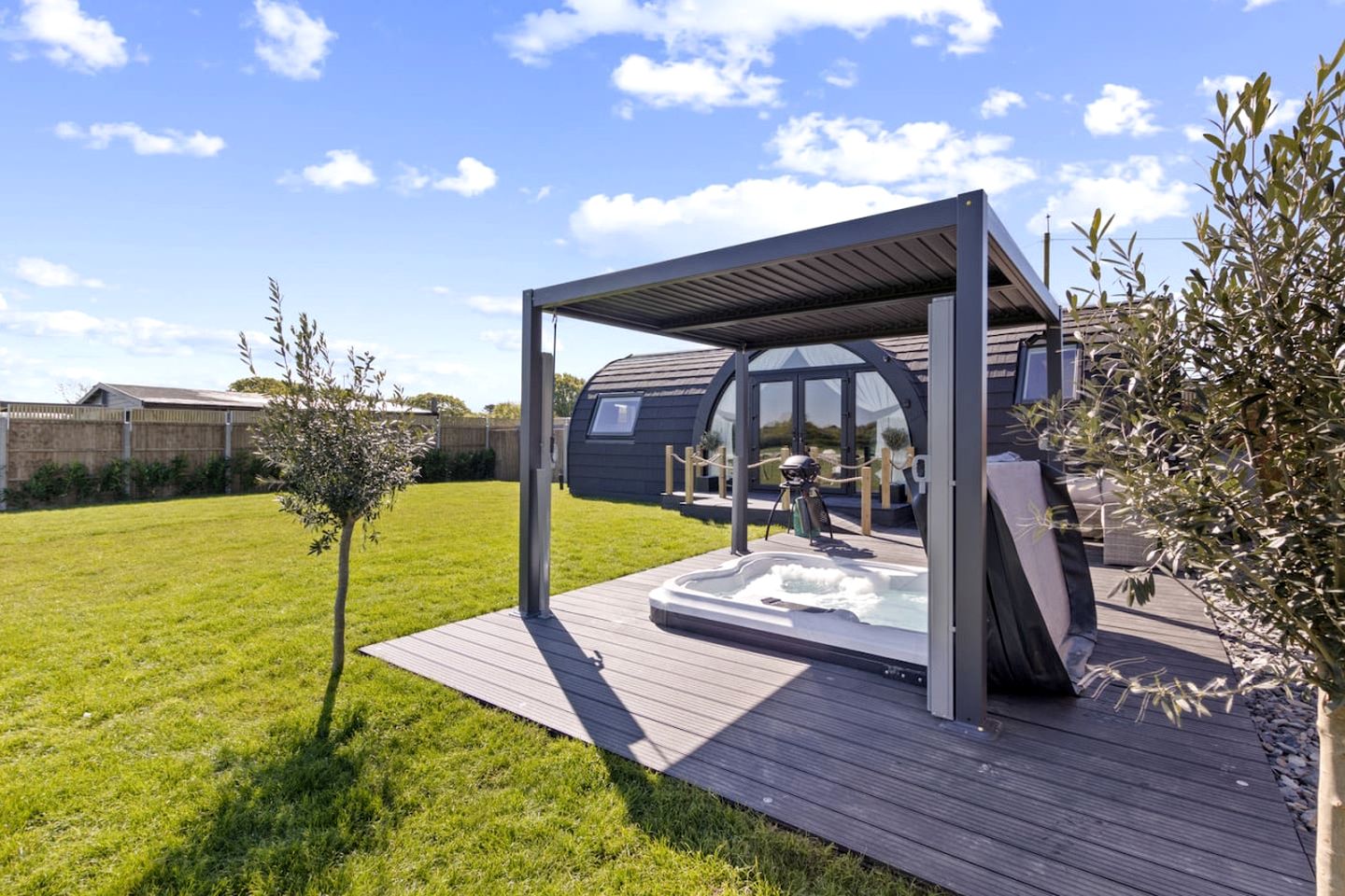 Amazing Family-Friendly Pod with Jacuzzi and BBQ in UK