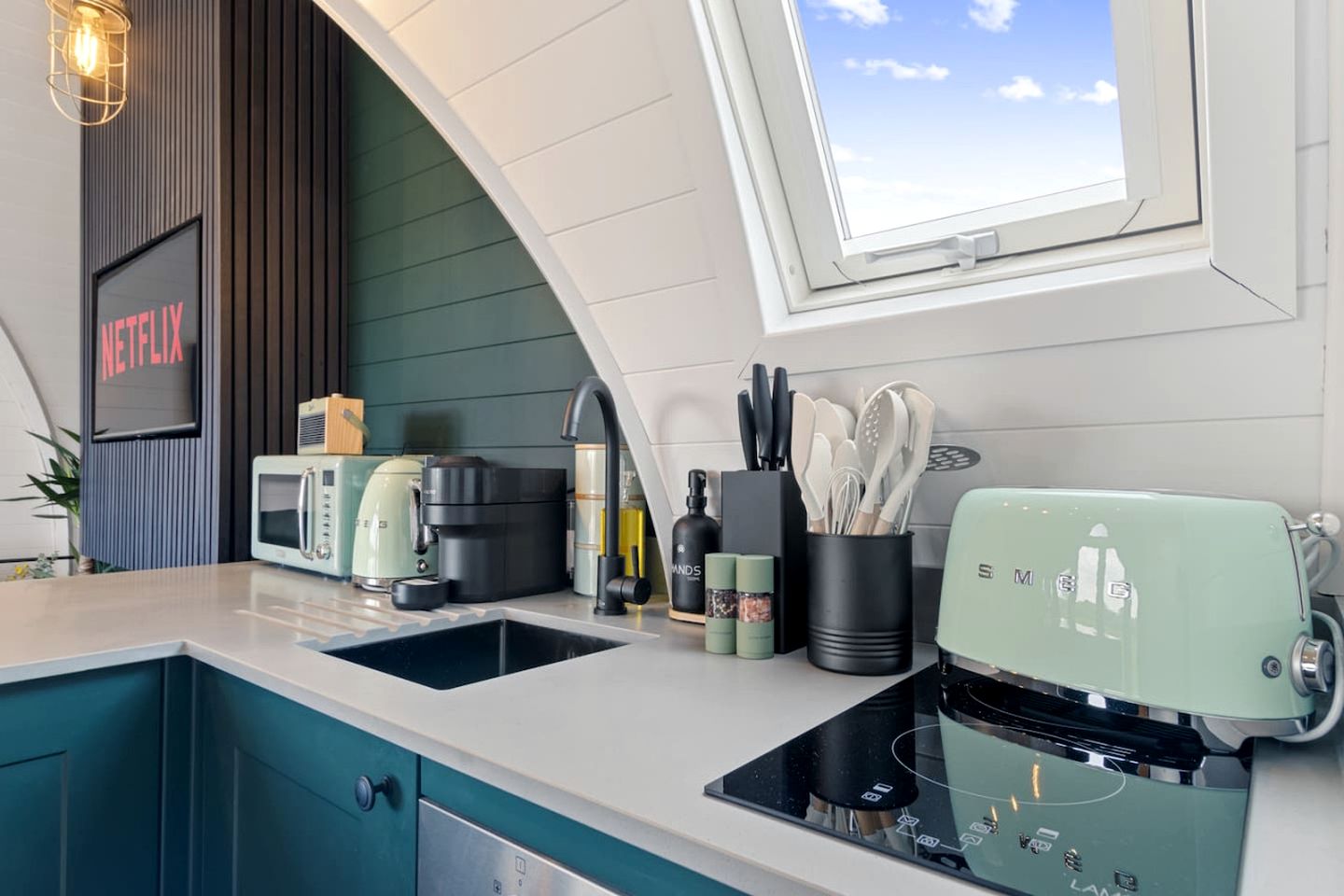 Amazing Family-Friendly Pod with Jacuzzi and BBQ in UK