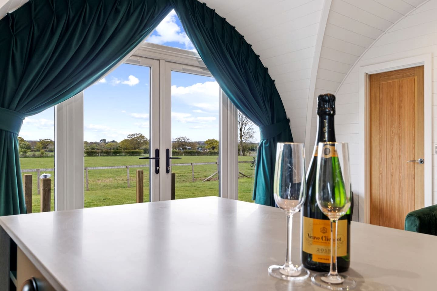 Amazing Family-Friendly Pod with Jacuzzi and BBQ in UK